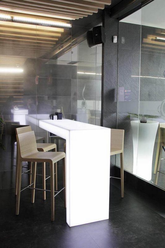 Ngắm nhìn mẫu bàn đá Himacs xuyên sáng màu trắng rất độc đáo tăng vẻ thu hút